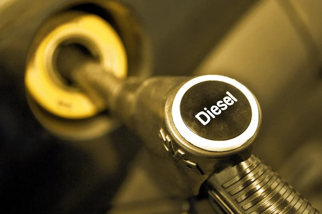 Τέλος το ρωσικό πετρέλαιο diesel – Πόσο θα ακριβύνουν οι τιμές των καυσίμων