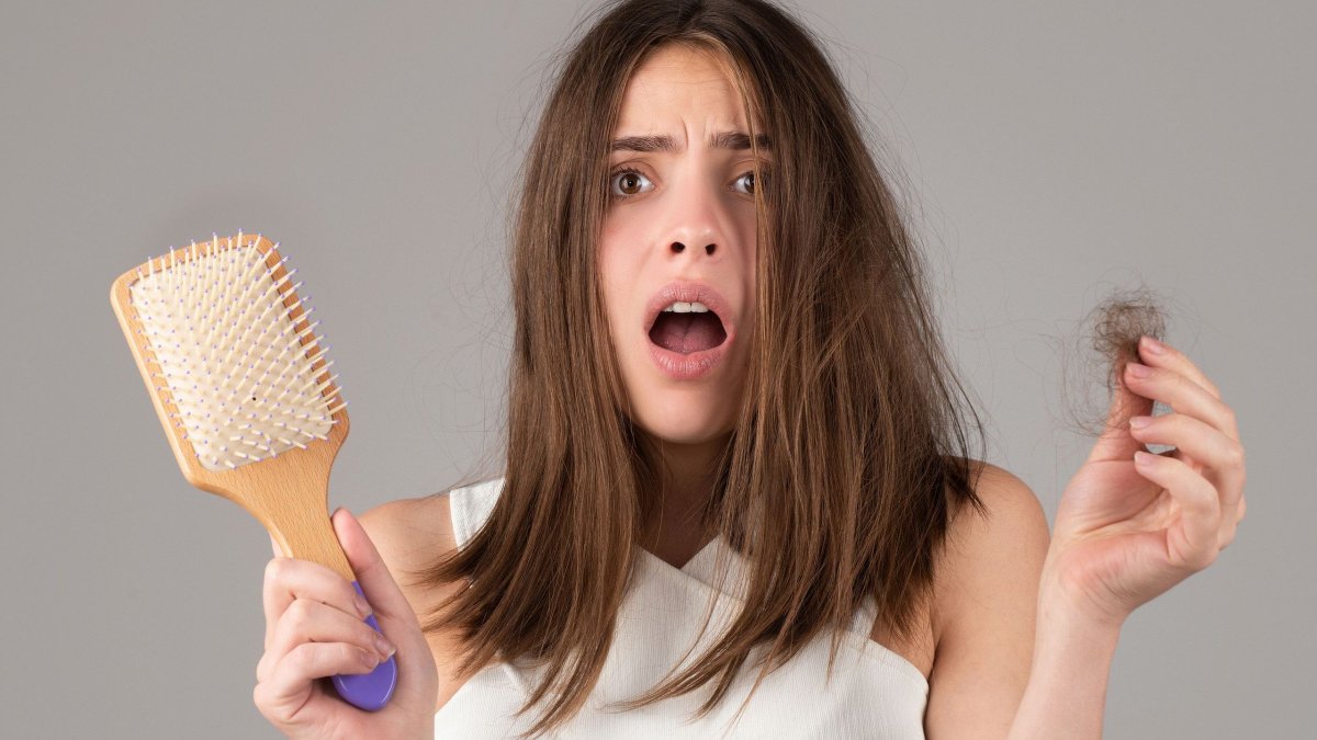 Δείτε ποια προβλήματα υγείας και λάθη στην περιποίηση των μαλλιών προκαλούν τριχόπτωση