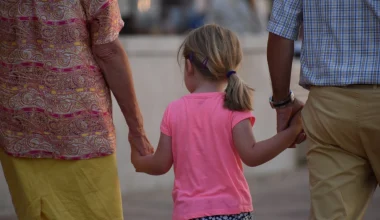 Ιταλία: Δικαστήριο έκρινε πως τα παιδιά μπορούν να αποφασίζουν αν θα έχουν σχέσεις με τον παππού και τη γιαγιά