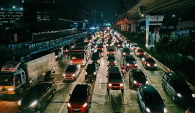 Κυκλοφοριακό «κομφούζιο» στην Αττική – Ποιοι δρόμοι είναι στο «κόκκινο»