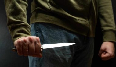 Ηράκλειο: Τρόμος για 17χρονο στον σταθμό του ΗΣΑΠ – Του επιτέθηκαν με μαχαίρι και τον τραυμάτισαν