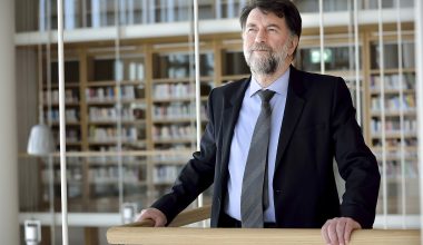 Φίλιππος Τσιμπόγλου: «Έφυγε» ξαφνικά από τη ζωή σε ηλικία 67 ετών ο γενικός διευθυντής της Εθνικής Βιβλιοθήκης