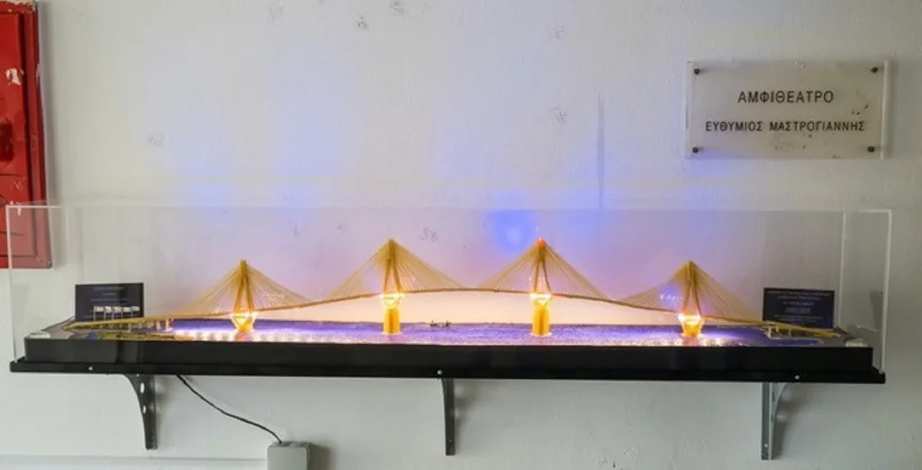 Φοιτητές έφτιαξαν μικρογραφία της γέφυρας Ρίου-Αντιρρίου με 11 κιλά σπαγγέτι και ταλιατέλες (φωτό)