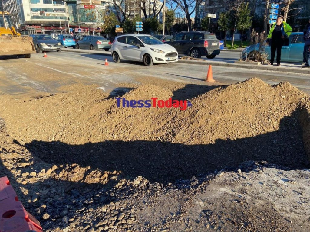 Θεσσαλονίκη: Τεράστια τρύπα στην Εγνατία Οδό – Ταλαιπωρία για τους οδηγούς