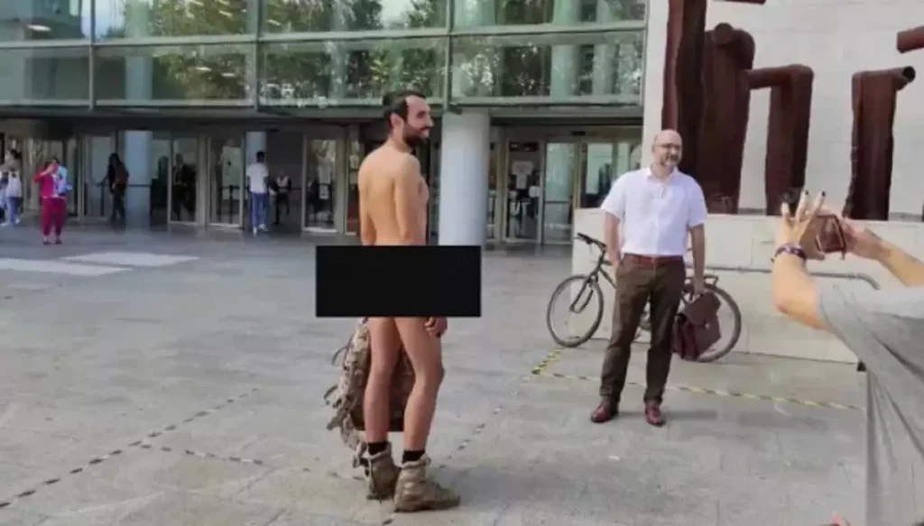 Ισπανία: Δικαστήριο δικαίωσε 29χρονο που του επιβλήθηκε πρόστιμο επειδή κυκλοφορούσε γυμνός στον δρόμο