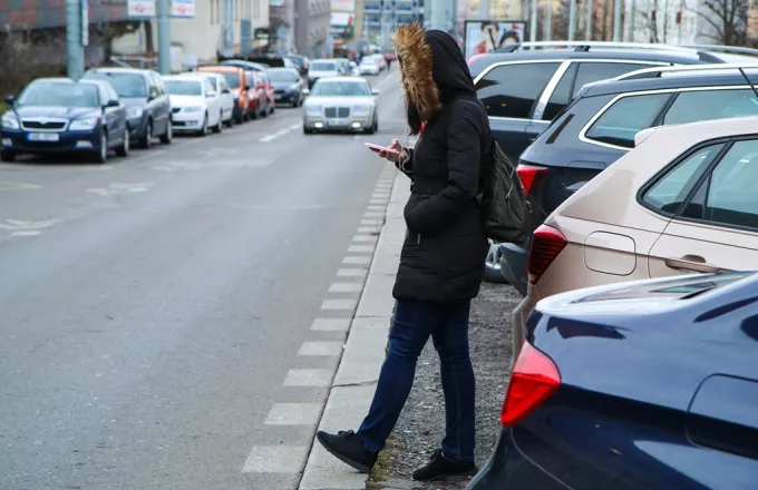 Η Ζάμπια ψήφισε νόμο που απαγορεύει στους πεζούς τα ακουστικά και το κινητό όταν διασχίζουν δρόμο