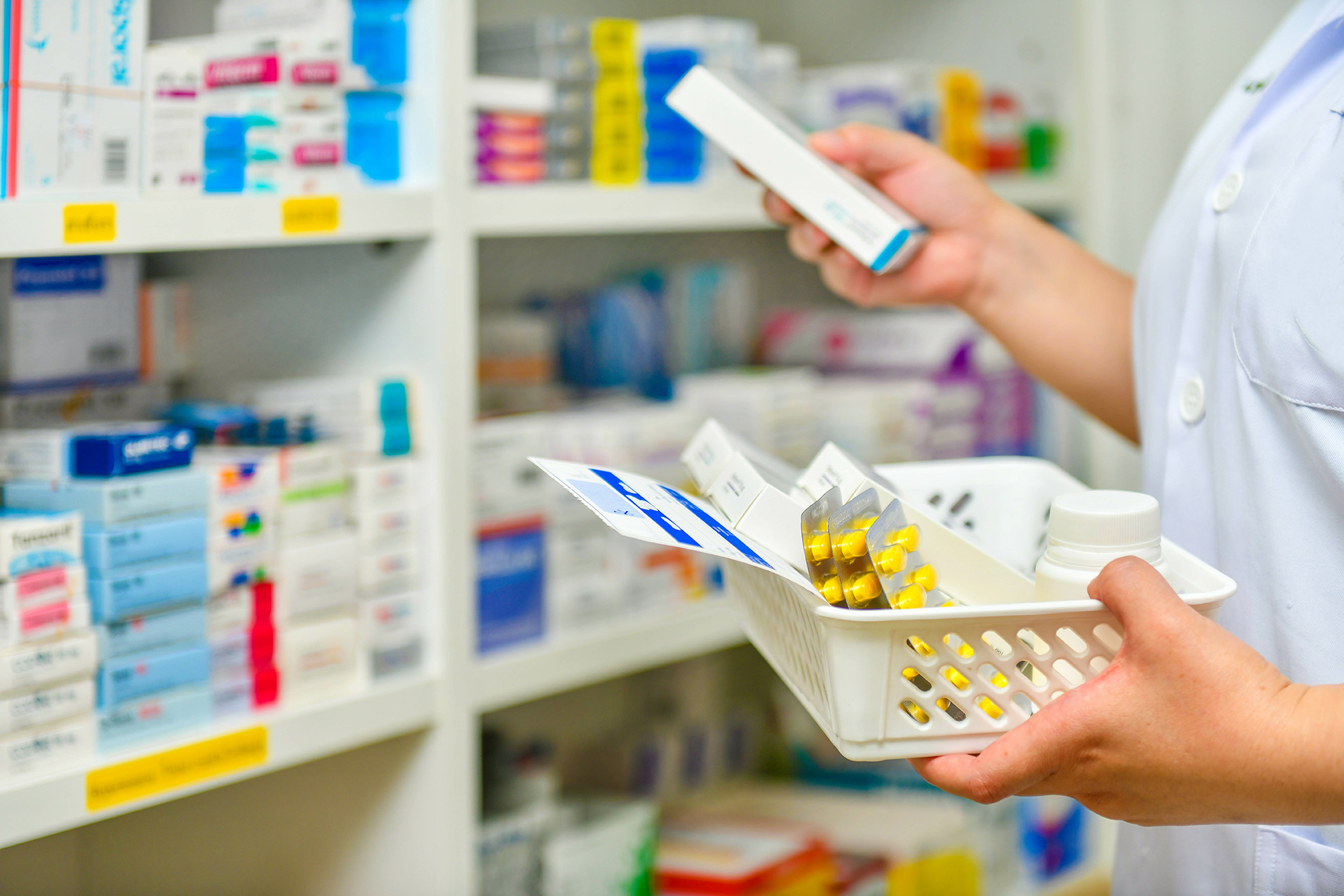 Politico: Επικαλείται νέα πολιτική από την ΕΕ για γρηγορότερη πρόσβαση σε φθηνότερα φάρμακα ώστε να ανοίξει η αγορά