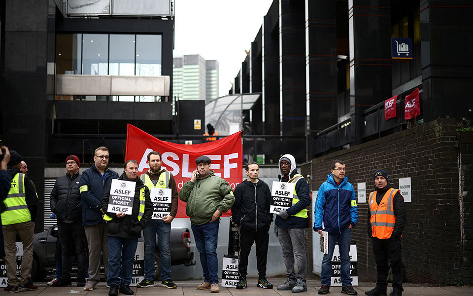 Βρετανία: Νέα απεργία από τους εργαζόμενους στα τρένα – Ζητούν αυξήσεις στους μισθούς