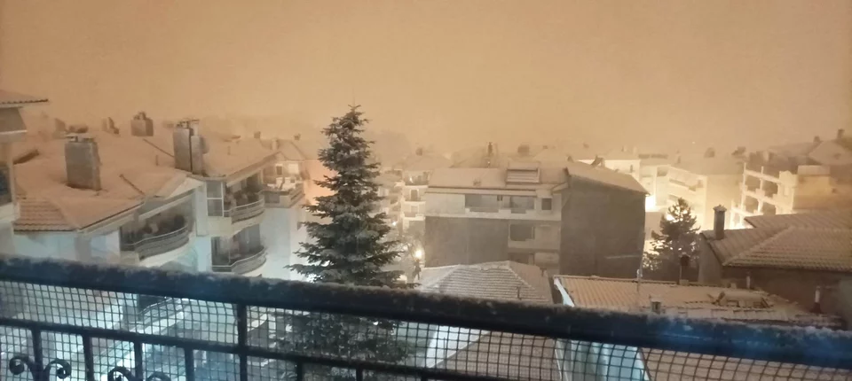 «Ντύθηκε» στα λευκά από το πρωί η Κοζάνη – Δείτε εικόνες από το χιονισμένο τοπίο (φωτο)