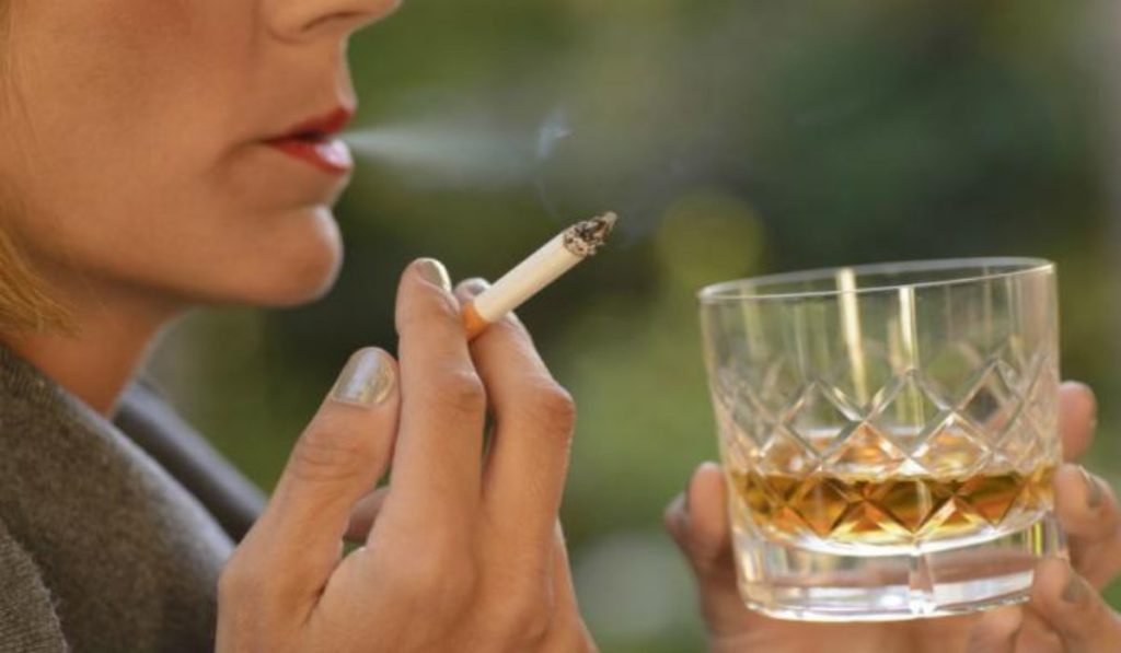 Γιατί αποζητά κάποιος τσιγάρο όταν πίνει αλκοόλ; – Η επιστήμη δίνει την απάντηση