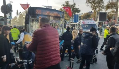 Κωνσταντινούπολη: Οδηγός λεωφορείου έχασε τον έλεγχο σε στάση και σκότωσε έναν άνθρωπο – Τουλάχιστον πέντε τραυματίες
