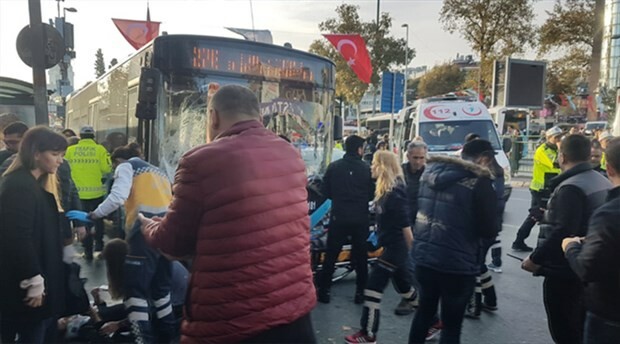Κωνσταντινούπολη: Οδηγός λεωφορείου έχασε τον έλεγχο σε στάση και σκότωσε έναν άνθρωπο – Τουλάχιστον πέντε τραυματίες