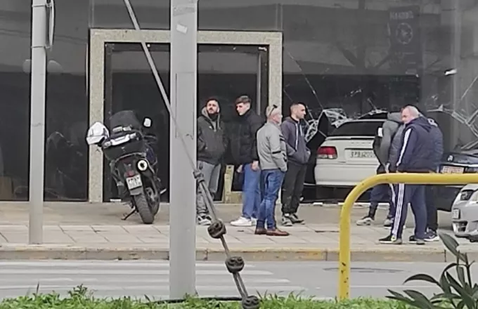 Θεσσαλονίκη: Αυτοκίνητο έπεσε πάνω σε τζαμαρία μετά από σύγκρουση (φώτο)