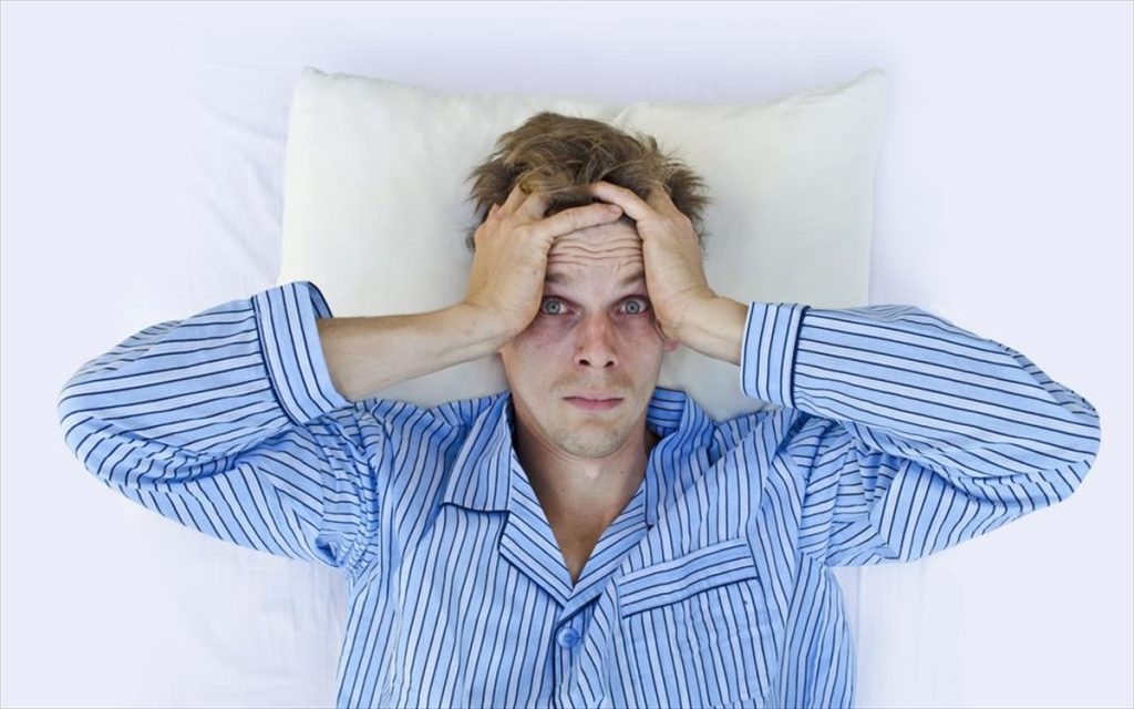 «Παλεύετε» με το μαξιλάρι για να κοιμηθείτε; – Με τη μέθοδο 4-7-8 θα σας παίρνει εύκολα ο ύπνος