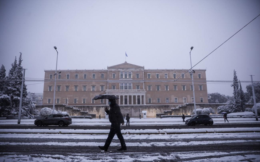 Κακοκαιρία «Μπάρμπαρα»: Άρχισαν να πέφτουν νιφάδες χιονιού στο κέντρο της Αθήνας