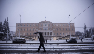 Κακοκαιρία «Μπάρμπαρα»: Άρχισαν να πέφτουν νιφάδες χιονιού στο κέντρο της Αθήνας
