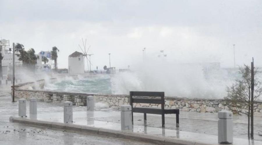 Πάρος: Η κακοκαιρία «Μπάρμπαρα» «χτύπησε το νησί με σφοδρούς ανέμους (βίντεο)