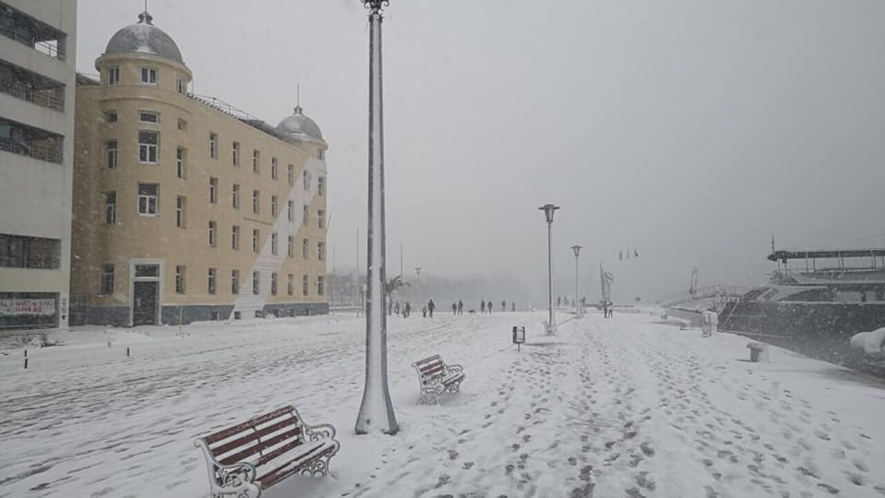 Πυκνή χιονόπτωση σε Βόλο και Πήλιο – Απαγορευτικό απόπλου για Σποράδες (βίντεο)