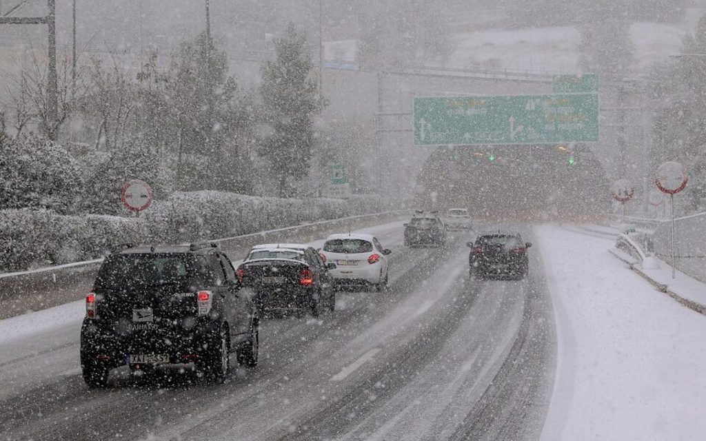 Πολιτική Προστασία: «Αναμένουμε πυκνή χιονόπτωση από τις 11 το πρωί στο δαχτυλίδι της Αττικής Οδού και βορειότερα»