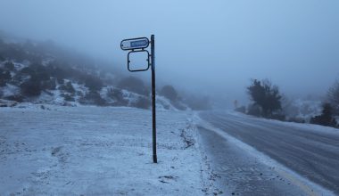 Mία συνηθισμένη κακοκαιρία που την έλεγαν «Μπάρμπαρα»: Χιονίζει σε Πάρνηθα, Βίλια και Ιπποκράτειο Πολιτεία (upd)