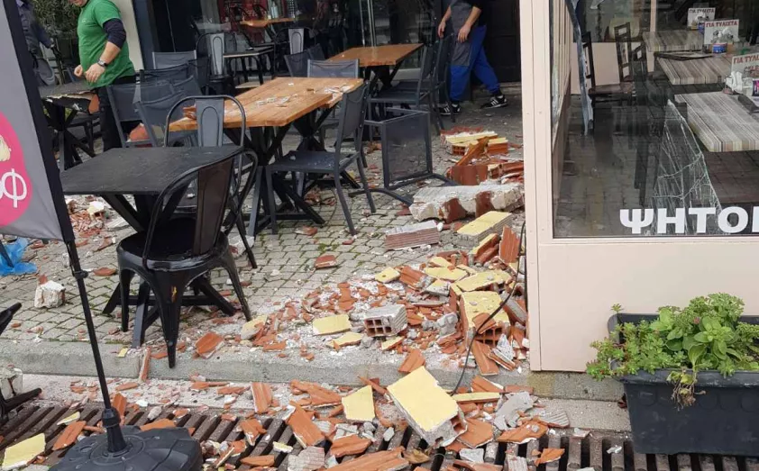 Παραλίγο τραγωδία στην Κομοτηνή: Τούβλα από… ταράτσα κατέρρευσαν σε κεντρική πλατεία (βίντεο)