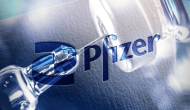 Νέα ομολογία διευθυντή της Pfizer: «Το εμβόλιο κατά της Covid-19 παρεμβαίνει στον εμμηνορροϊκό κύκλο των γυναικών»