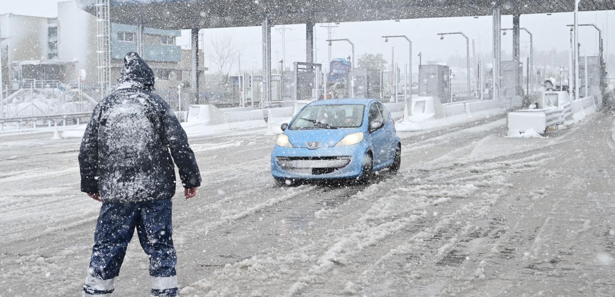 Ξεκίνησε η επανακυκλοφορία των λεωφορείων που είχαν αποκλειστεί στην Αθηνών-Λαμίας λόγω της κακοκαιρίας