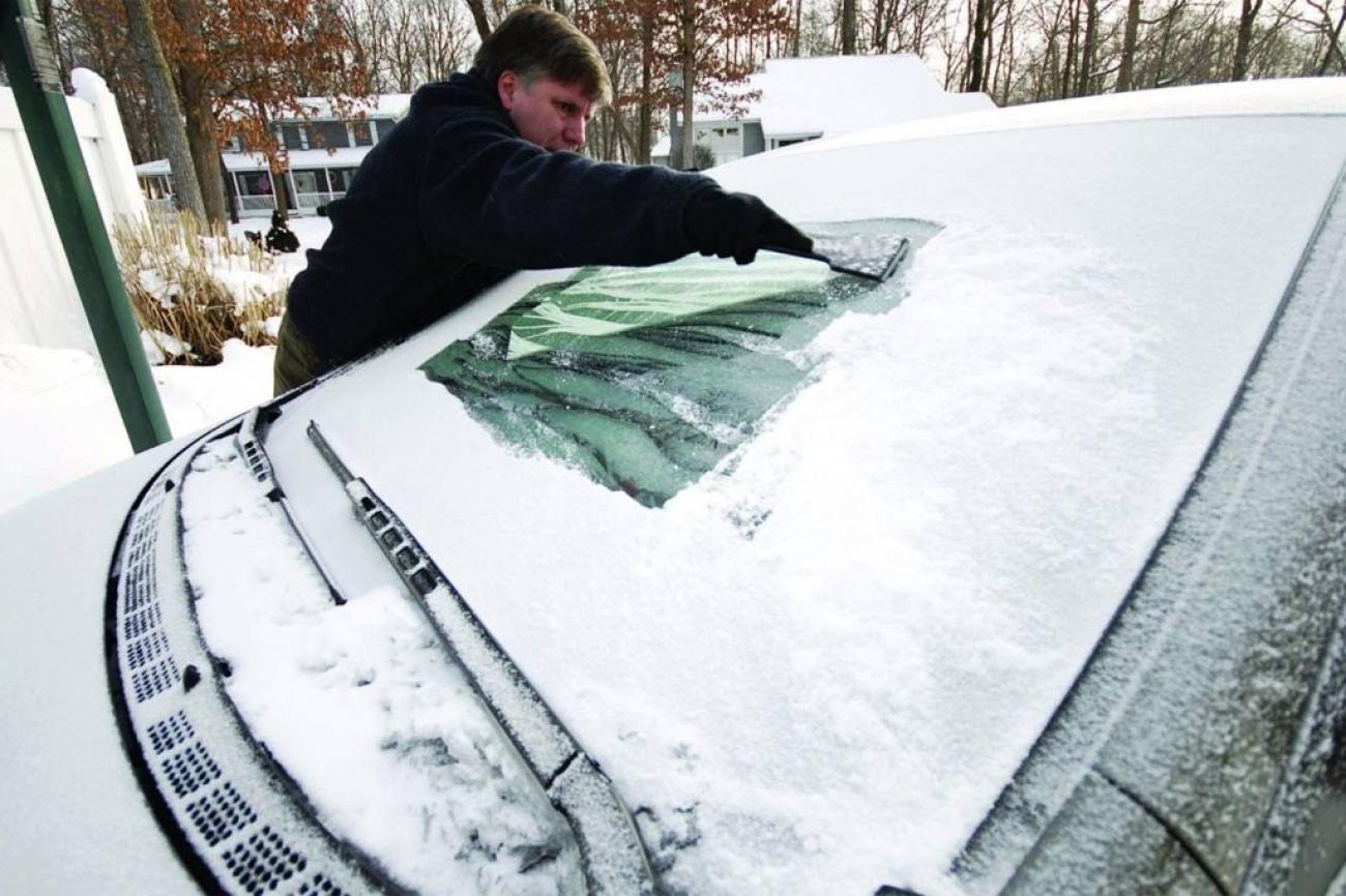 Δείτε τι πρέπει να κάνετε για να διώξετε τον πάγο από το παρμπρίζ του αυτοκινήτου