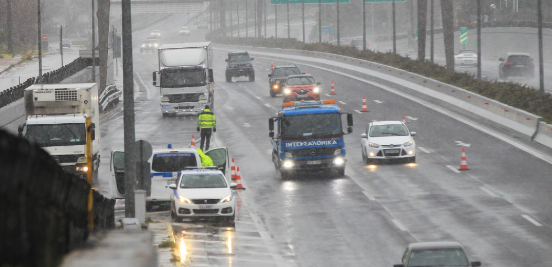 Βίλια: Σε εξέλιξη επιχείρηση απεγκλωβισμού οδηγών