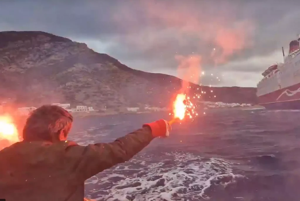 Σίφνος: Υποδοχή πλοίου με καπνογόνα και εικόνα Αγίου Συμεών (βίντεο)