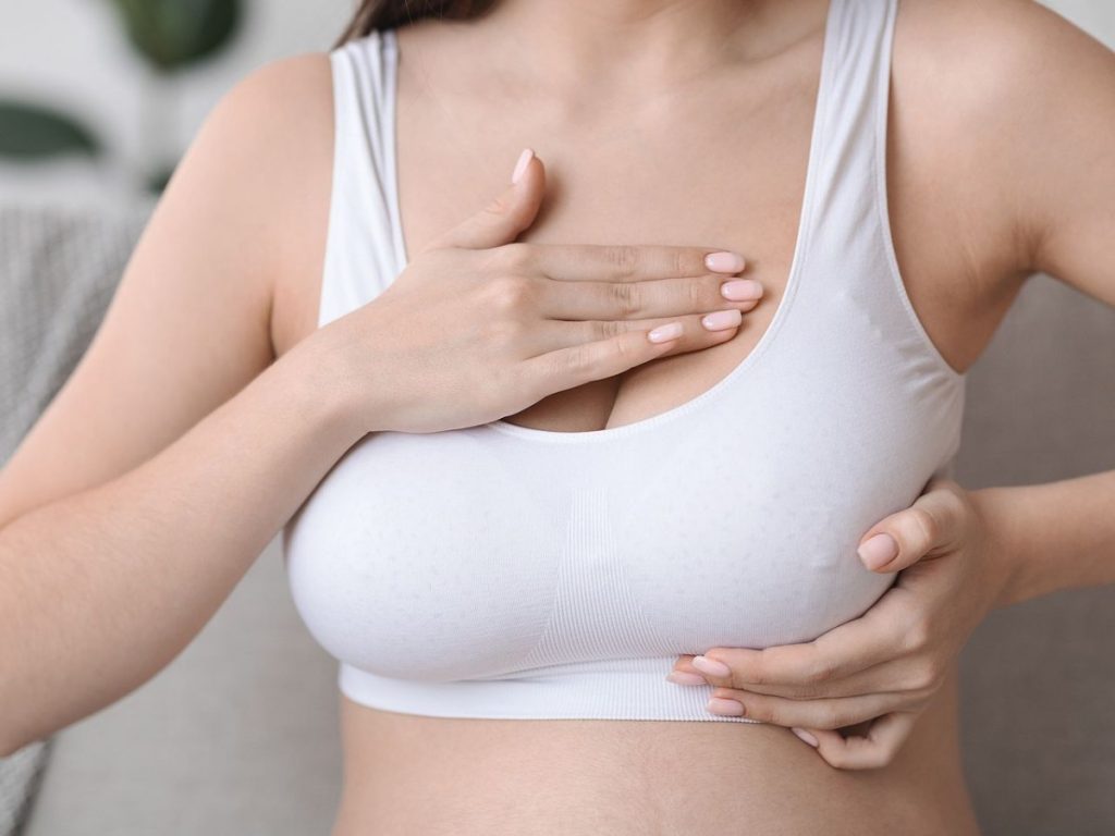 Αυτές είναι οι πιθανές αιτίες για τη φαγούρα στο στήθος