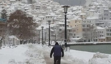 Προβλήματα από την κακοκαιρία και στις Σποράδες – Χιόνια και διακοπές ρεύματος μετά από κεραυνό (βίντεο)