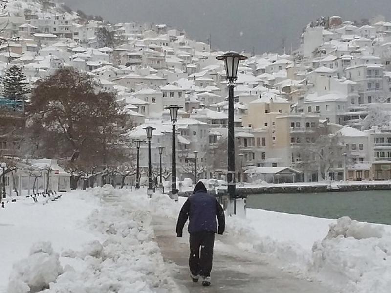 Προβλήματα από την κακοκαιρία και στις Σποράδες – Χιόνια και διακοπές ρεύματος μετά από κεραυνό (βίντεο)
