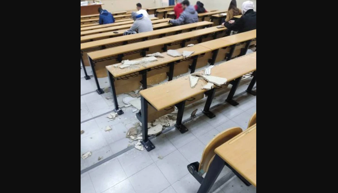 Εικόνες ντροπής στο Πανεπιστήμιο Πατρών: Κατέρρευσε τμήμα της οροφής στην αίθουσα (φωτό)