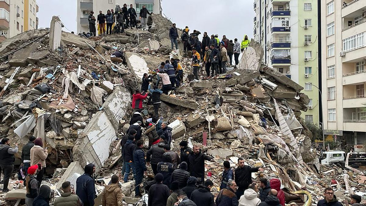 Σεισμός στην Τουρκία – Καθηγητής σεισμολογίας Οβγκιούν Αχμέτ Ερτζάν: «Η ισχύς του ήταν ίση με 130 ατομικές βόμβες»