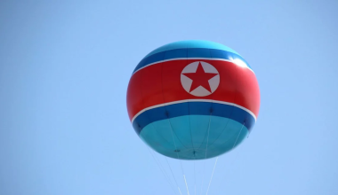 Βόρεια Κορέα: Ο Κιμ Γιονγκ Ουν έστειλε… μπαλόνι πάνω από τη Νότια Κορέα – «Δεν είναι απειλή»