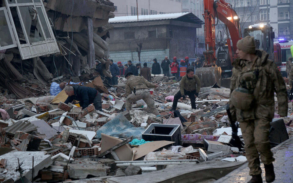 Όλεθρος από τον ισχυρό σεισμό στην Τουρκία – Πάνω από 3.600 νεκροί – Χιλιάδες τραυματίες (upd) (βίντεο)