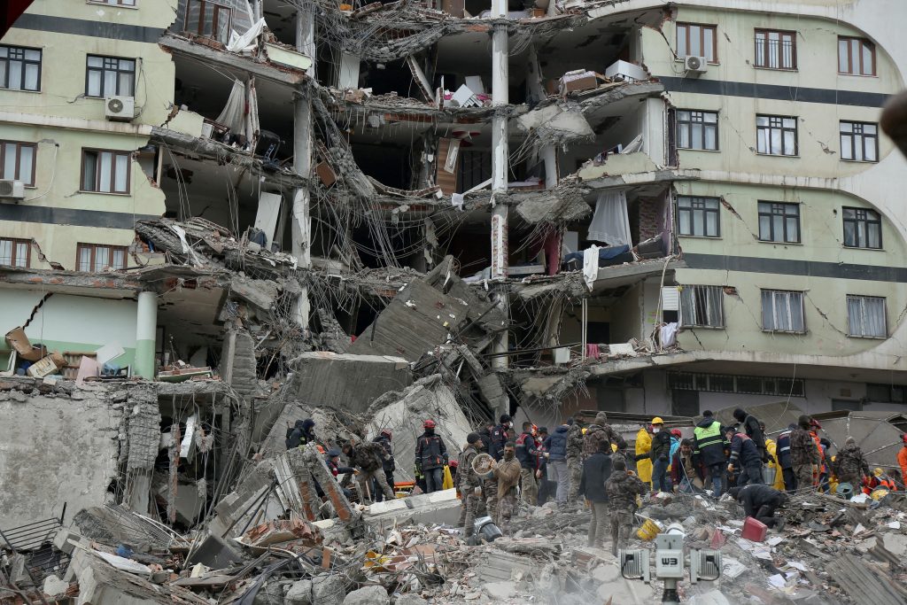 Σεισμός στην Τουρκία: 24χρονη στέλνει μήνυμα στους διασώστες από τα συντρίμμια