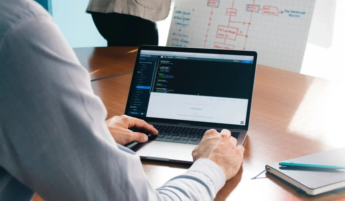 Κακοκαιρία «Μπάρμπαρα»: Τηλεκαιπεύδευση και τηλεργασία για σχολεία και δημόσιο – Τι ισχύει για επιχειρήσεις και καταστήματα