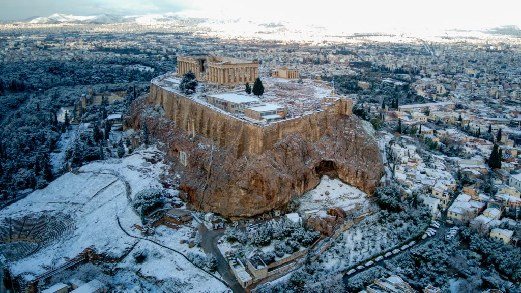 Η χιονισμένη Αθήνα από ψηλά – Εντυπωσιακές εικόνες δημιούργησε η κακοκαιρία «Μπάρμπαρα» (βίντεο)
