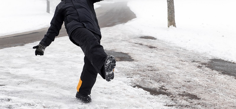 «Βάδισμα του πιγκουίνου»: Πώς να περπατάτε στο χιόνι για να μην γλιστράτε