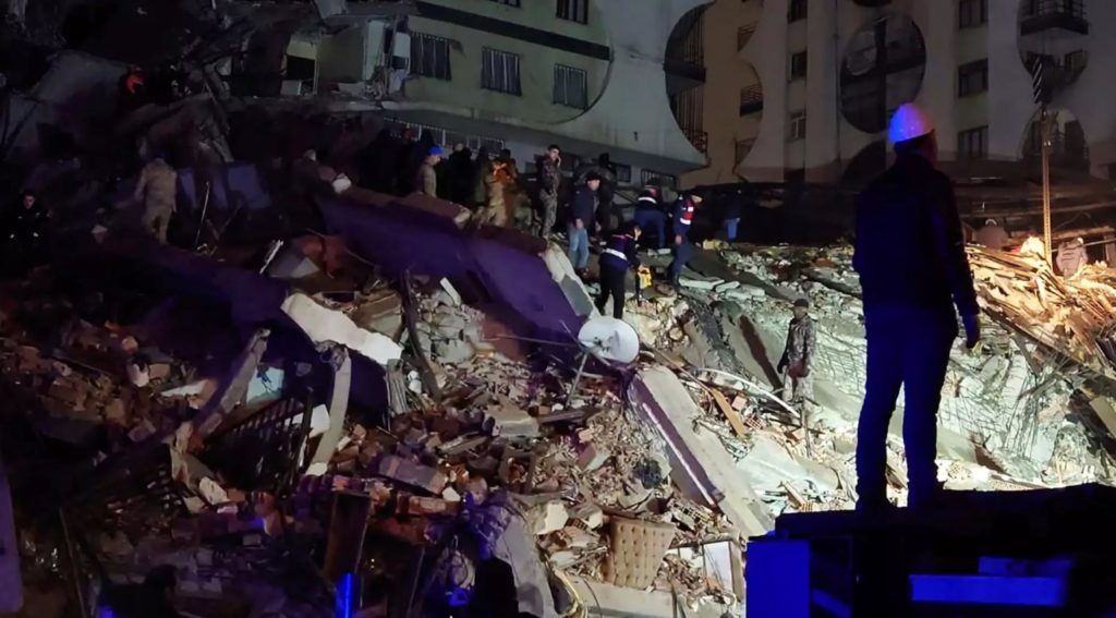 Η στιγμή που παιδί διασώζεται από τα ερείπια ενός κτιρίου που κατέρρευσε στη Συρία από το σεισμό (βίντεο)