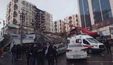 Τουρκία: Γυναίκα τραβά βίντεο τη στιγμή του σεισμού κάτω από τα ερείπια (βίντεο)