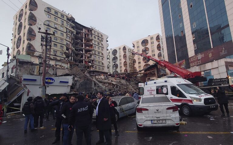 Τουρκία: Γυναίκα τραβά βίντεο τη στιγμή του σεισμού κάτω από τα ερείπια (βίντεο)