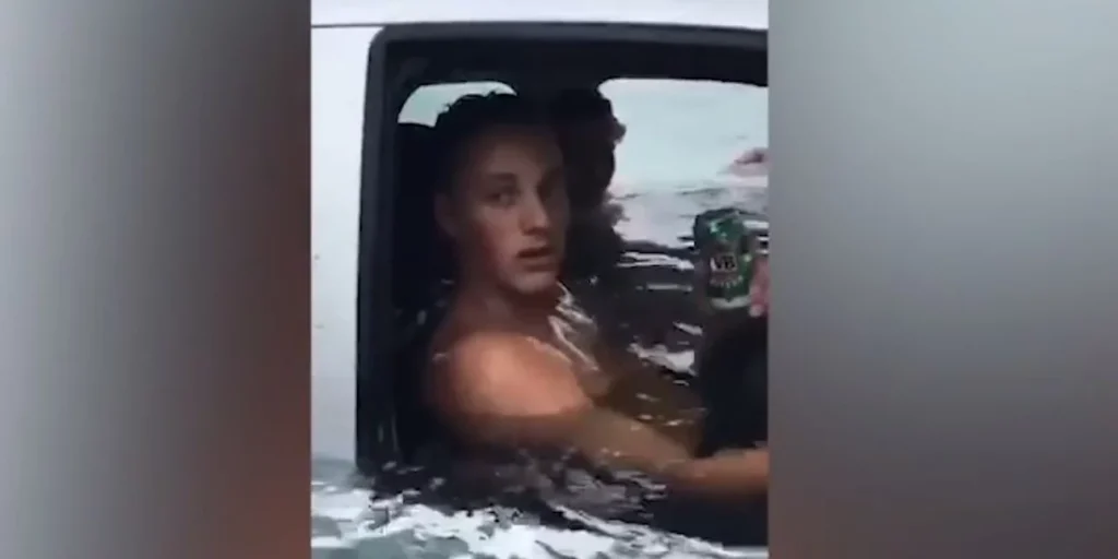 Αυστραλία: To αμάξι βουλιάζει και ο οδηγός με τον συνοδηγό… πίνουν μπύρες (βίντεο)