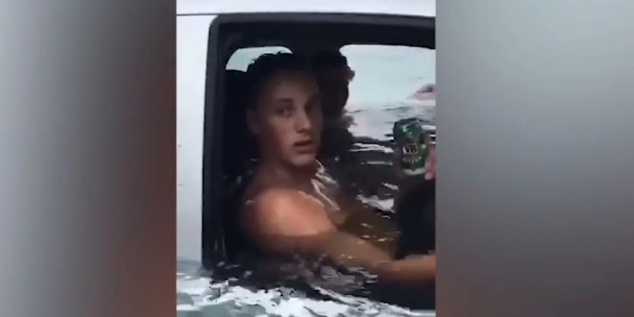 Αυστραλία: To αμάξι βουλιάζει και ο οδηγός με τον συνοδηγό… πίνουν μπύρες (βίντεο)