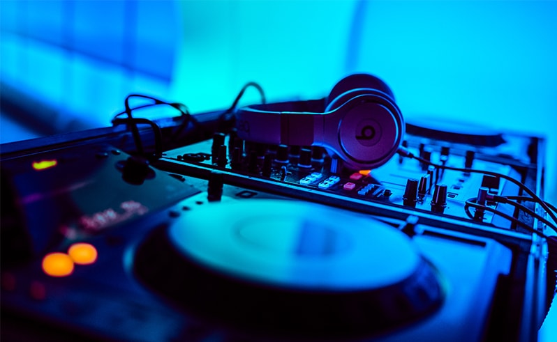 Γλυφάδα: Ελεύθερος ο γνωστός DJ για ξυλοδαρμό της πρώην συντρόφου του – Απαγορεύεται να την πλησιάζει (upd)