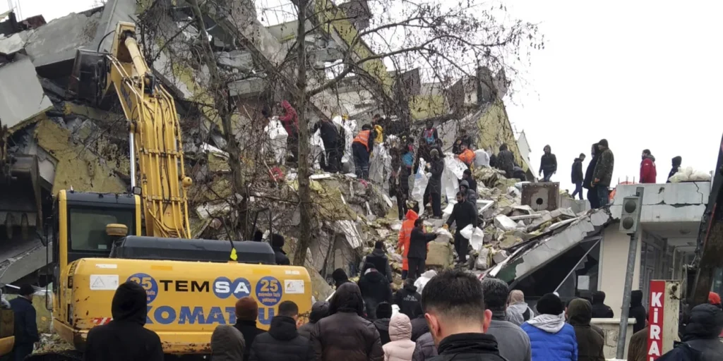 Ισχυρός σεισμός στην Τουρκία: Ο Α.Τσελέντης προειδοποιεί για ισχυρούς μετασεισμούς – «Θα έχουμε πολλά περισσότερα θύματα»