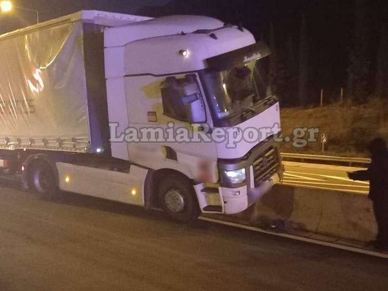 Φθιώτιδα: Νταλίκα «σκαρφάλωσε» στο διαχωριστικό στηθαίο στην εθνική οδό Αθηνών – Λαμίας στο ρεύμα προς Λαμία (φώτο)