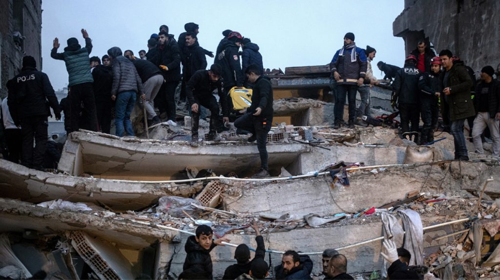 Ισχυρός σεισμός στην Τουρκία: Δημοσιογράφος τρέχει έντρομος να σωθεί ενώ καταρρέουν τα πάντα γύρω του (βίντεο)
